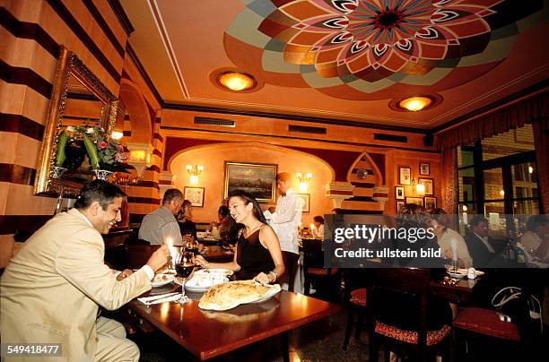 Deutschland, Berlin: A turkish couple eating dinner in the turkish restaurant Hasir.