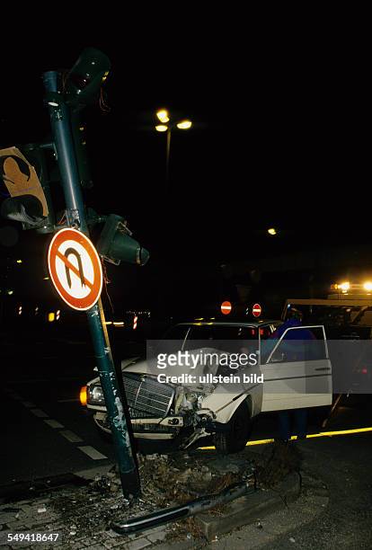 Germany, Essen,: Accident; the driver of a mercedes drove against a traffic lamp.