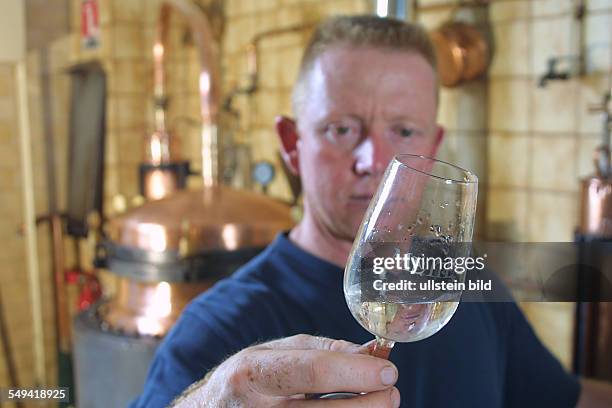 Frankreich, Elsass. Schnapsbrennerei in Europa Jean Paul Mette in Ribeauville. Der Erbe der Mette Destillle Philippe Traber leitet seit ca. 2 Jahren...