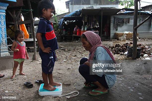 Cambodia, Poipet:. Border region between Cambodia and Thailand. Thousands of Cambodian people shuttle every day for working on the "rong glua", the...