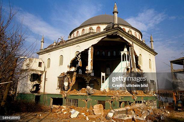 Turkey, Mittelmeer, Duezce: After the earthquake.- A destroyed mosque in Kaynasil near Dueze; buildings marked with a X have to be pulled down...