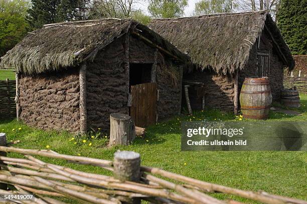 Germany, NRW, Boenninghardt: Rebuilding of a PLAGGENHUT, which was lodging in the 18th century and was made of turf