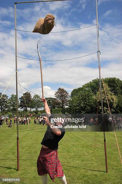 Germany, Xanten: Bagpipers during the Highland Games which took place next to the Eastern embankment.