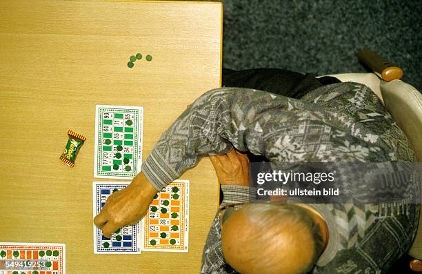 Germany, Duisburg-Homberg: Deutsches Rotes Kreuz.- The multicultural senior citizens home Haus am Sandberg ; a Bingo-afternoon .