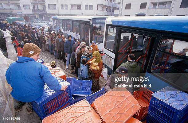 Turkey, Mittelmeer, Duezce: After the earthquake.- Bread is handed out in the evening.