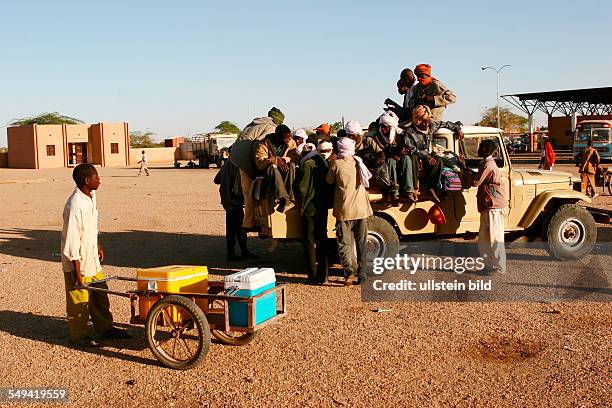 Niger, Agadez. Der Busbahnhof in Agadez. Jeder der von Agadez Richtung Norden fahren moechte, kann sich in einen der dortigen Reisebueros ein Ticket...