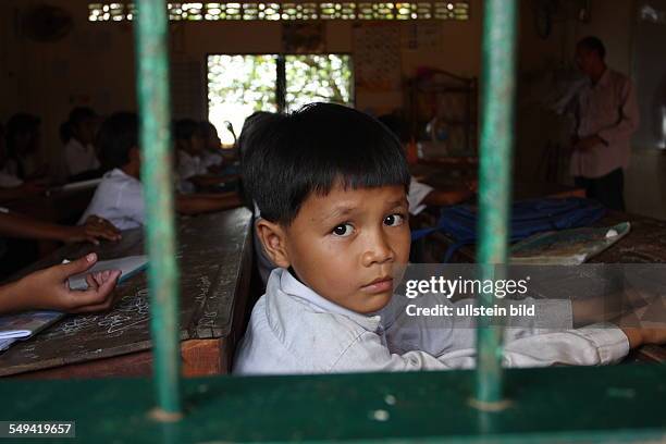 Cambodia. Sihanoukville: Sihanoukville: in the quarter Kleng Leu the Dutchman Cees Shamuleau tries with his school project " Mondol Op' thom school"...