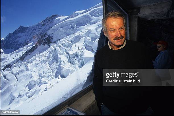 Schweiz, der Geologe Dr. Keussen auf der Eismeer Station mit Blick auf die Eigerwand.