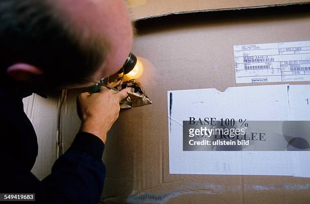 Germany: Turkish-Bulgarian border crossing point Kapitan Andreevo, operation roadrunner; leaded by the ZKA Cologne. A lorry load is searched by an...