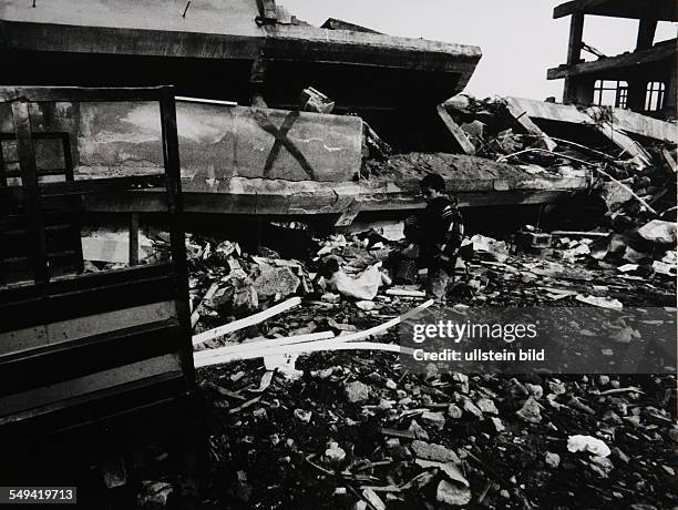 Tukey: An earthquake area. - A little child between the ruins.