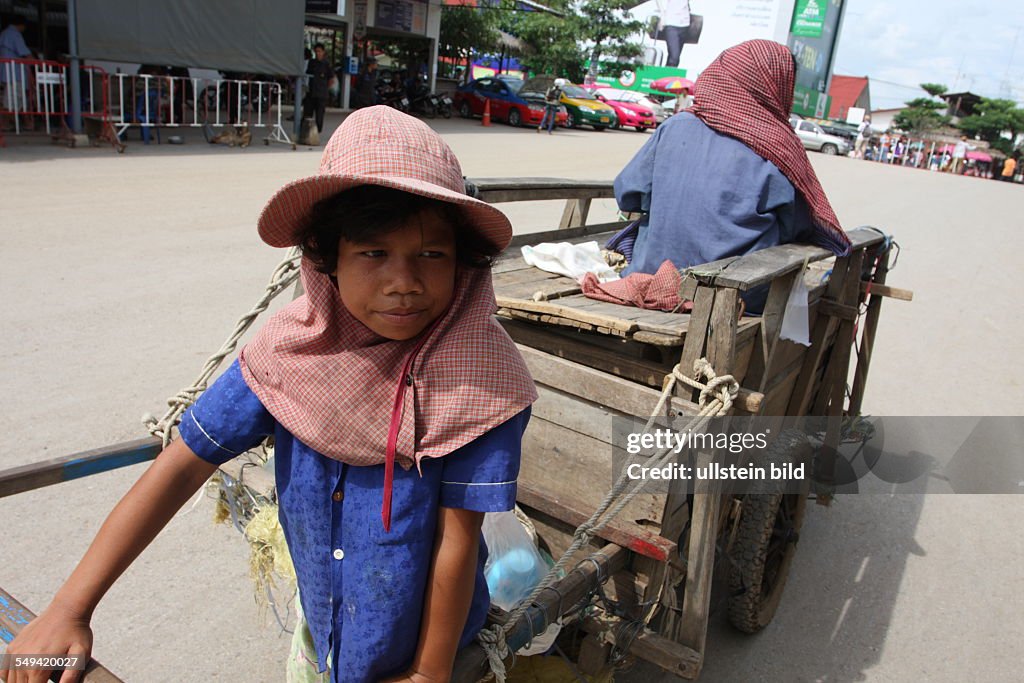 THA, Thailand: Aranyaprathet. border region between Cambodia and Thailand. Thousands of Cambodian people shuttle every day for working on the "rong glua", the market in Thailand