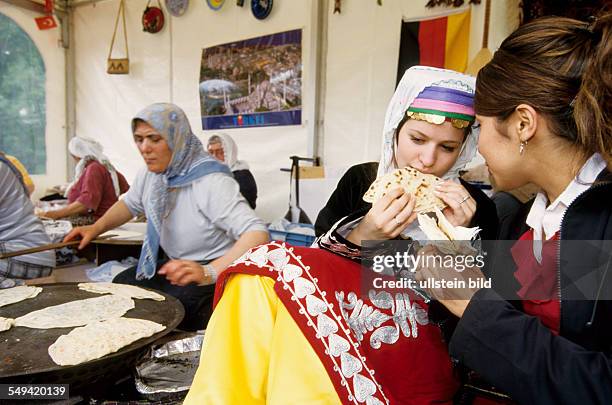 Germany, Dortmund: Turkish Nights in the Ruhr Area, Westfalenpark.- Initiative tolerance, multicultural festival; Ayca with her friend Hatice after...