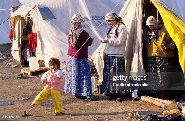 Turkey, Mittelmeer, Duezce: After the earthquake.- A little girl without shoes in front of the provisional accommodation/tent.