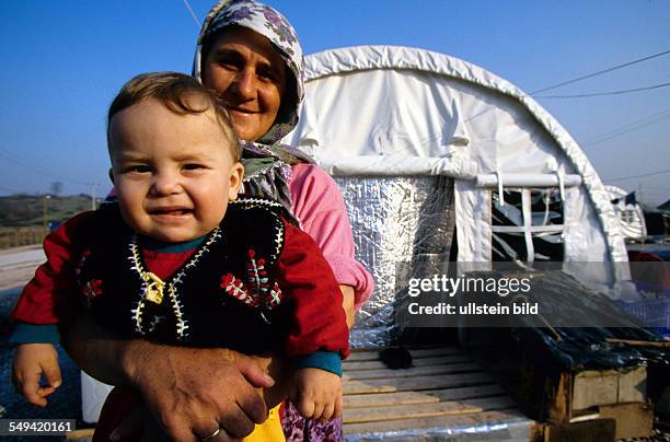 Turkey, Mittelmeer, Adapazari: After the earthquake.- A grandmother with her grandchild in a shakedown, a tent city in Adapazari.