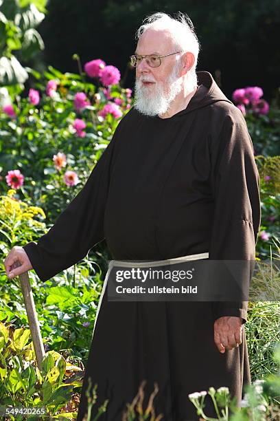 Germany, NRW, Werne: The oldest Capuchin monastery in the Rhenish-Westphalian Capuchin's province. Pater Suitbert in the monastic garden.