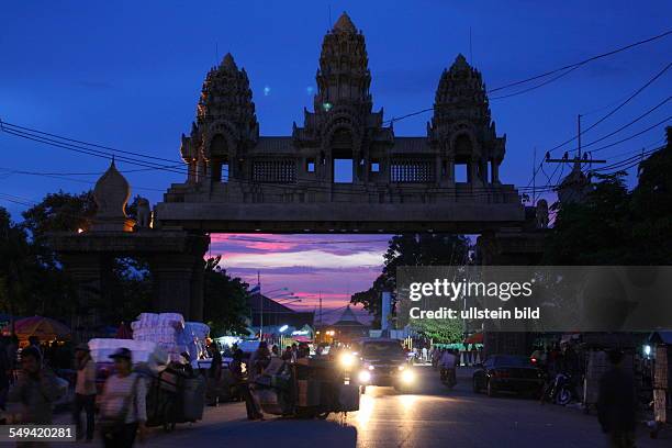 Cambodia. Border region between Cambodia and Thailand. Thousands of Cambodian people shuttle every day for working on the "rong glua", the market in...