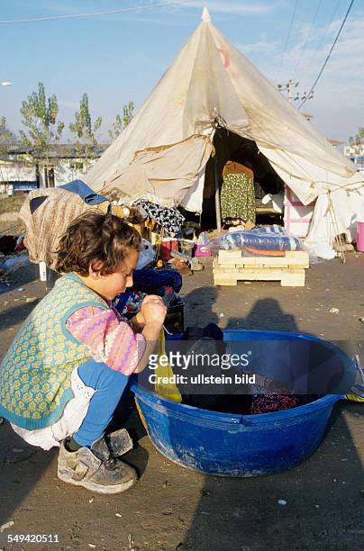 Turkey, Mittelmeer, Duezce: After the earthquake.- A little girl washing in front of the provisional accommodation/tent.