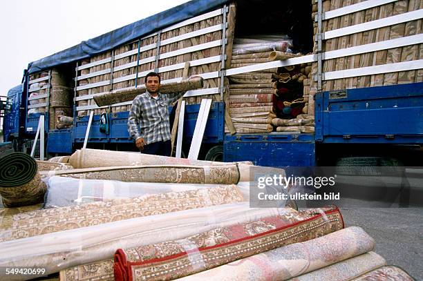 Turkish-Bulgarian border crossing point Kapitan Andreevo, operation roadrunner; leaded by the ZKA Cologne. Cheap workers uploading the carpets after...