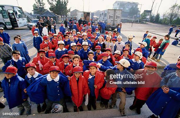 Turkey, Mittelmeer, Adapazari: After the earthquake.- A primary school in Adapazari; the pupils getting a relief delivery from Germany, winter...