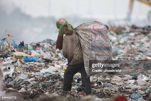 Cambodia. Phnom Penh. The garbage dump Smoky Mountains in the district Steung Meanchey. Children and adults are collectiing garbage here for...