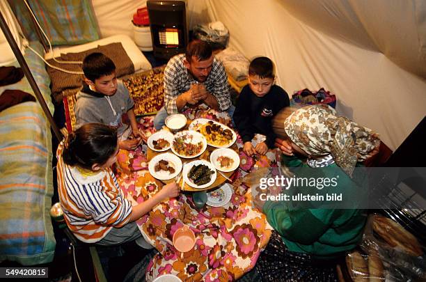 Turkey, Mittelmeer, Duezce: After the earthquake.- The provisional accommodation/tent city; a family having dinner in their homemade home.