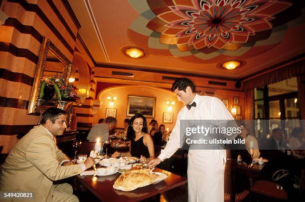 Deutschland, Berlin: A turkish couple eating dinner in the turkish restaurant Hasir.