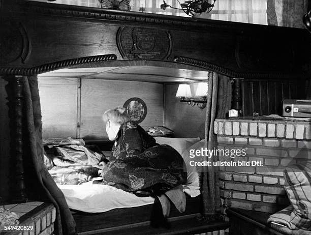 Germany Hamburg Free and Hanseatic city Swimming housboats on the canals in Hamburg, the inside view of the cabin - ca. 1952 - Photographer: Heinz...