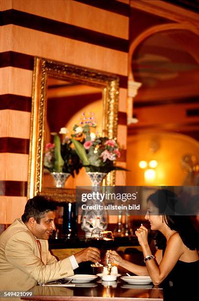 Deutschland, Berlin: A turkish couple eating dinner in the turkish restaurant Hasir.