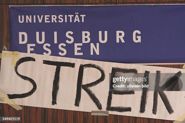 Germany, Duisburg. Strke and occupation of the Audimax, the biggest lecture hall, at the university of Duisburg-Essen. Students demontrate for better...