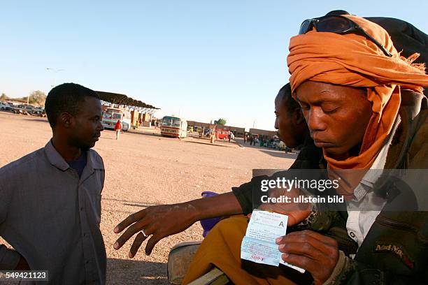 Niger, Agadez. Der Busbahnhof in Agadez. Jeder der von Agadez Richtung Norden fahren moechte, kann sich in einen der dortigen Reisebueros ein Ticket...