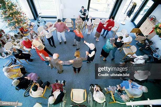 Germany, Duisburg-Homberg: Deutsches Rotes Kreuz.- Senior citizens home Haus am Sandberg ; Greek dance with a Greek , the German seniors and the...