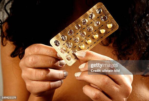 Deutschland: A young woman with the prevention pill.