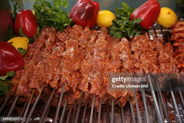 Germany, Hamburg: Doner kebab restaurant at the Reeperbahn; meat skewers on the grill.