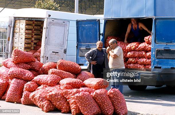 Turkish-Bulgarian border crossing point Kapitan Andreevo, operation roadrunner; leaded by the ZKA Cologne. Transporter is unloaded to get searched.