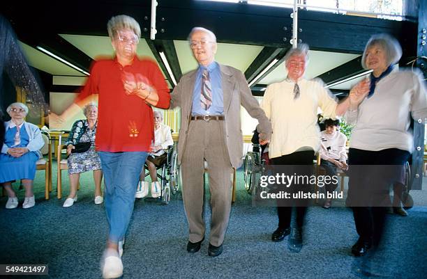 Germany, Duisburg-Homberg: Deutsches Rotes Kreuz.- The multicultural senior citizens home Haus am Sandberg ; Greek dance with a Greek , the German...