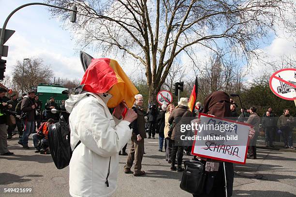 Germany, NRW, Duisburg-Marxloh: On a demonstration of the right initiative Pro NRW and the NPD