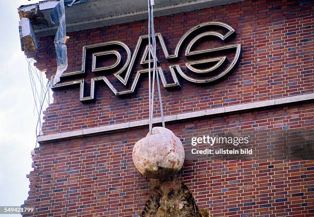 Germany, Essen, : Mining; pulling down of the old Ruhrkohle AG administration building at Essens main station.