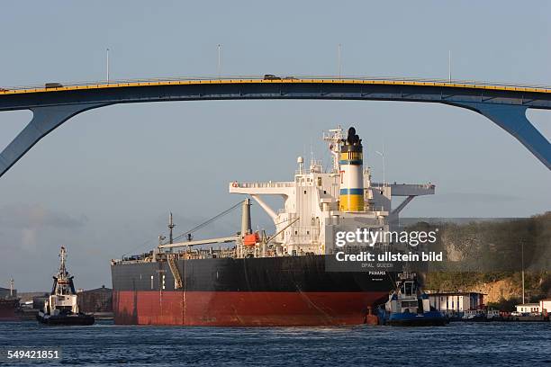 Shipping traffic in the Schottegat through St. Annabaai