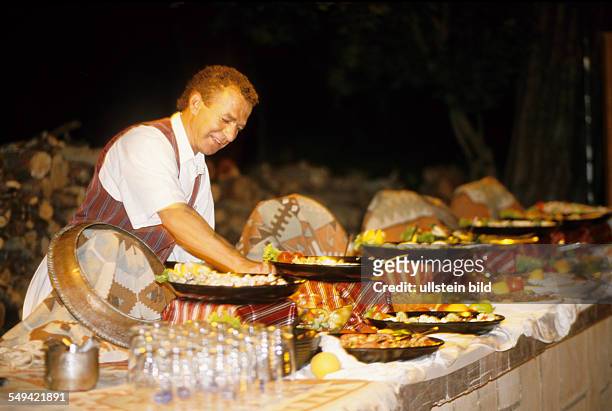 Turkey, Antalya: Robinson Club.- Camyuva; festivity in the evening; food, preparation.