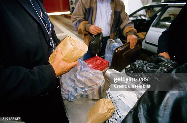 Turkish-Bulgarian border crossing point Kapitan Andreevo, operation roadrunner; leaded by the ZKA Cologne. A car is completly searched.