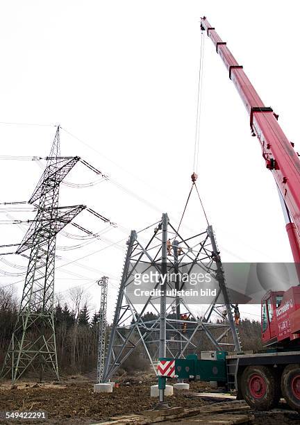 In order of the company Amprion / RWE, workers set up a high-voltage mast