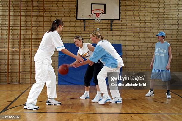 Germany, : Free time/sport.- During a basketball match in a gymnasium.