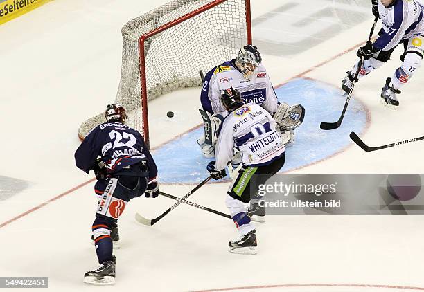 Barry Tallackson, Dustin Whitecotton, Torwart Jan Guryca, Zweikampf, Aktion, Spielszene, Tor zum 2:0 , EHC Eisbaeren Eisbären Berlin - Straubing...