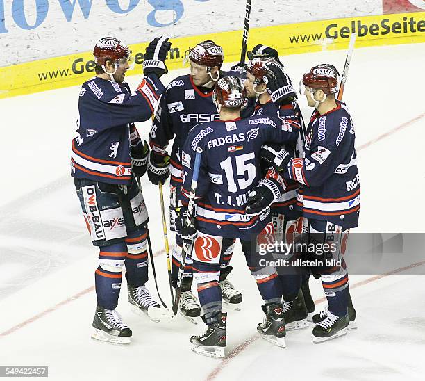 Mulock, Florian Busch, Darin Olver, Richie Regehr, Jubel, Freude, Emotion nach Tor zum 3:0 , EHC Eisbaeren Eisbären Berlin - Straubing Tigers, Sport,...