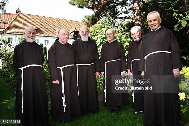 Germany, NRW, Werne: The oldest Capuchin monastery in the Rhenish-Westphalian Capuchin's province. Monks in the monastic garden.