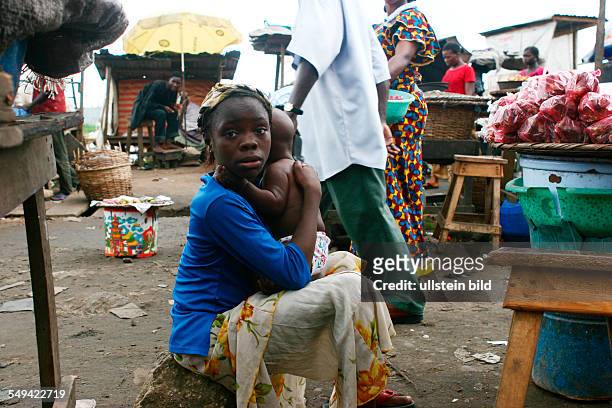 Nigeria, Lagos. Stadteil Ijora, Ghanaer Ghetto. Frau mit Kind