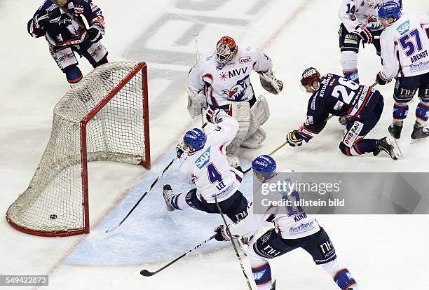 Chris Lee , Torwart Fred Braithwaite, Marcus Kink, Florian Busch, Zweikampf, Aktion, Spielszene, Tor zum 1:1 Ausgleich , EHC Eisbaeren Eisbären...