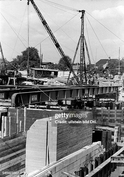 Germany Free State Prussia Berlin Berlin Reorganisation of Berlin: Street works at the Charlottenburger Bruecke - ca. 1937 - Photographer: Heinz...