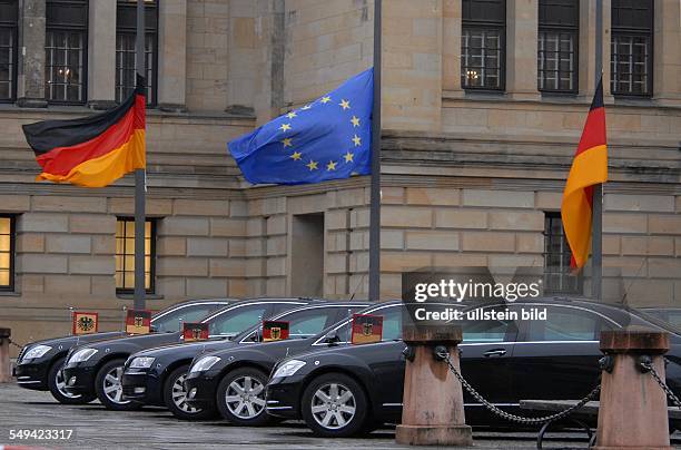 Gedenkveranstaltung fuer die Opfer rechter Gewalt im Konzerthaus am Gendarmenmarkt. Fahnen wehen auf Halbmast