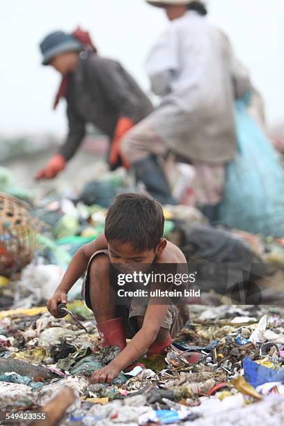 Cambodia. Phnom Penh. The garbage dump Smoky Mountains in the district Steung Meanchey. Children and adults are collectiing garbage here for...